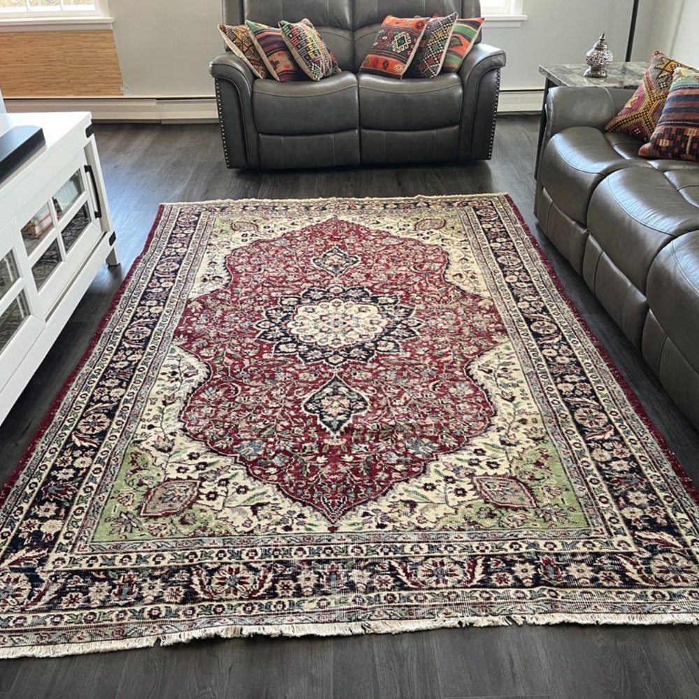 Vintage Turkish Wool on Cotton Rug / 9. ft x 6.25 ft big size